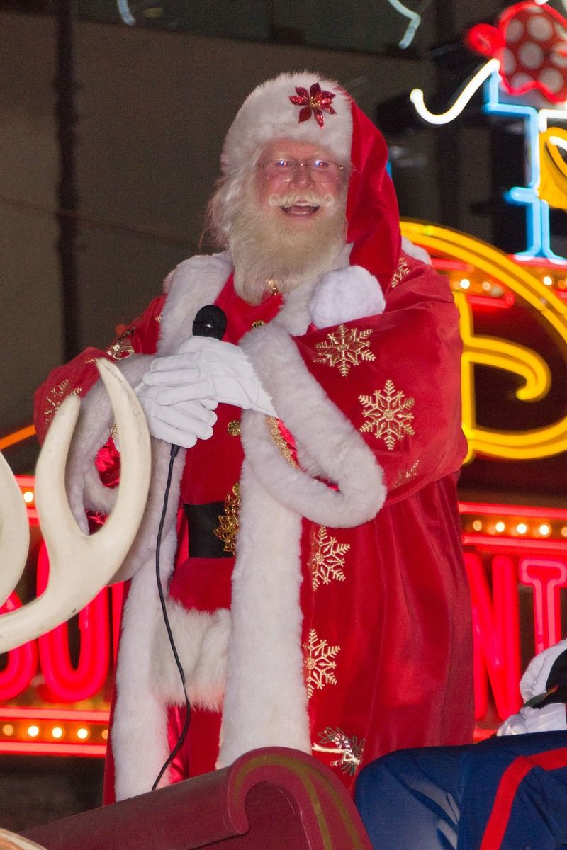 Photos: 80th Anniversary of The Hollywood Christmas Parade benefiting Marine Toys | Picture 132445